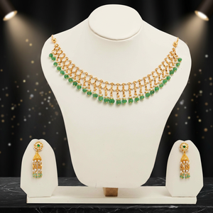 Conjunto de Collar Gargantilla en Tono Dorado con Flecos de Cuentas Verdes, Detalles de Perlas y Elegantes Pendientes Largos Colgantes de Diseño Étnico - Product Image 5