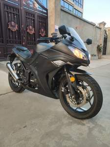 La <span class=keywords><strong>Kawasaki</strong></span> <span class=keywords><strong>Ninja</strong></span> 250cc, un best-seller incontournable, est une moto à essence idéale pour les débutants - Product Image 4