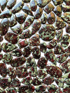 Pierre précieuse naturelle Eudialyte en vrac, formes et tailles variées, cabochon pour la fabrication de bijoux - Product Image 3