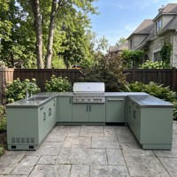 Meubles de cuisine extérieurs en acier inoxydable en forme de U, couleur vert sauge, fabriqués sur mesure par Hyrley Factory, comprenant un barbecue à gaz et un évier pour jardin et terrasse.