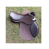 Selle de cheval synthétique de haute qualité avec siège rembourré confortable, structure légère, étriers réglables, conception de sangle de selle sécurisée