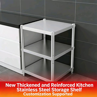 Estante de almacenamiento de cocina de acero inoxidable con tres niveles de estanterías para artículos diversos y platos.