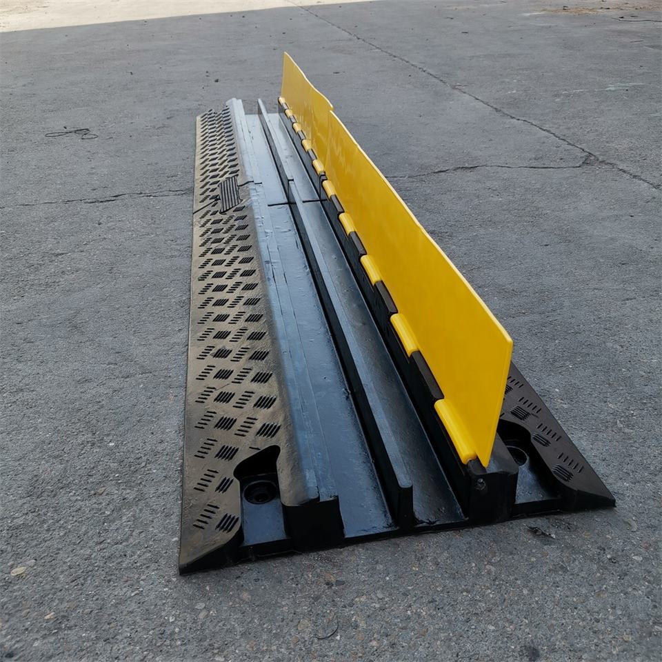 heavy-duty-rubber-cable-tray-with-plastic-cover-protection