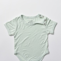 Combinaison bébé unisexe à manches courtes en viscose de bambou respirante avec boutons triangulaires, printemps-été, vente en gros