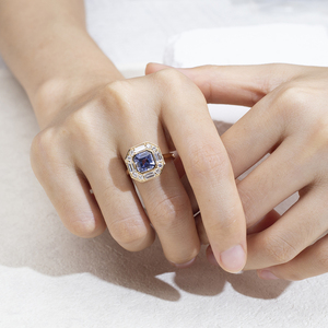 Anillo de compromiso Messi Jewelry MSR-1679 con diamante de laboratorio de corte Asscher de 18k - Product Image 4