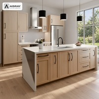 Meuble de cuisine Shaker en chêne blanc avec portes encadrées, aménagement en îlot, dimensions personnalisées, boîtes en panneaux mélaminés et rangement coulissant