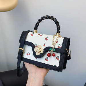 Sac à bandoulière pour femme imprimé cerises, style carré tendance, sac à main artistique et à la mode - Product Image 3