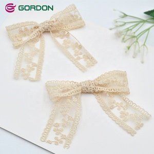 Lazo Pre-Atado Bordado con Encaje Rosa Gordon - Poliéster Ecológico y Duradero para Botellas de Perfume, Cajas de Regalo y Prendas - Product Image 1