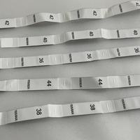 Étiquette de vêtement personnalisée en tissu satiné de polyester de haute qualité, avec logo tissé, haute densité de trame, pli central, pour numéros de classement et d'identification des vêtements
