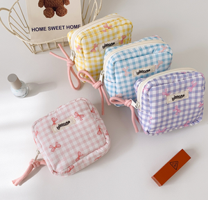 Bolsa de Maquillaje Pequeña a Cuadros, Bolsa de Almacenamiento Portátil para Cosméticos y Lápiz Labial, Diseño Cuadrado Simple - Product Image 2