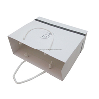 Sac fourre-tout en papier blanc avec logo personnalisé, poignée en corde, sac cadeau imprimé de luxe pour la vente au détail de vêtements, cosmétiques et marchandises