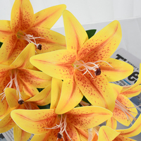 Arrangement de lys blanc rose réaliste 55cm fleurs artificielles à tige métallique pour la décoration de café d'Asie du Sud-Est Moyen-Orient