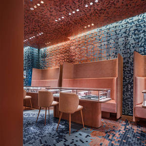 Armoire de présentation en <span class=keywords><strong>verre</strong></span> luxueux avec cadre doré, éclairage LED, forme d'arc, dimensions personnalisables et résistante - Product Image 5