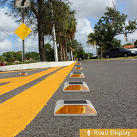Borneaux de signalisation routière solaires à LED prismatiques haute intensité en aluminium étanches IP68 pour usage urbain et autoroutier