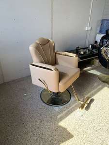 Fauteuil de coiffure moderne en cuir avec tête d'huileuse réglable et design rotatif pour salon de coiffure et usage en usine - Product Image 4