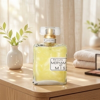 Parfum féminin, flacon en verre rectangulaire, liquide rouge chatoyant, vaporisateur doré, rose, cœur, romantique, éternel