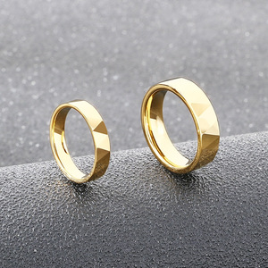 Juego de Anillos de Pareja con Corte en V Personalizado, Carburo de Tungsteno Premium, Anillos a Juego para Él y para Ella, Alto Pulido y Chapado al Vacío - Product Image 2