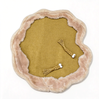 Tapis pour animaux de compagnie fait main, solide, en forme rectangulaire, avec décorations 3D en pompons, bordure en peluche douce, tressé, antidérapant, pour chats et chiens