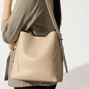 Bolso Tote de Diseñador en Cuero Genuino de Alta Demanda para Mujer, Perfecto para Viajes, Compras y Uso Diario, Disponible al Mejor Precio - Product Image 4