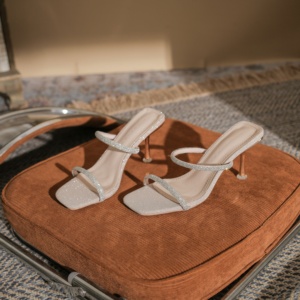 Chaussures élégantes pour femmes à talon épais et bout pointu, idéales pour les soirées et mariages, avec strass, en cuir et satin, à lacets, design léger - Product Image 5