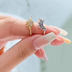 426 Anelli di Fidanzamento Personalizzati con Design Minimalista Sole e Luna, Gioielli Impilabili con Diamanti per Donne e Uomini, Regali per Coppie - Product Image 3