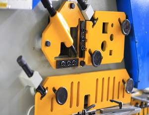 Punzonadora Hidráulica CNC Pequeña con Alta Productividad - Product Image 2