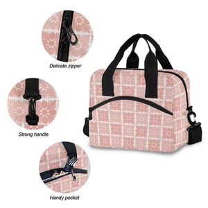 Sac isotherme réutilisable en polyester matelassé rose Ulu avec motif de fleurs de Puakenikeni personnalisé, 15 L, pour pique-nique et voyage - Product Image 5