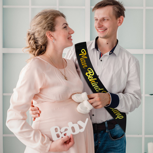 Fascia 'Man Behind the Bump' in Raso Nero con Lamina Dorata per Feste di Rivelazione del Sesso e Baby Shower - Product Image 3