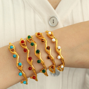 Brazalete con incrustaciones de turquesa en tono dorado, diseño abierto, joyería unisex - Product Image 4