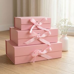 Boîtes en carton rigide recyclé personnalisées avec fermeture magnétique, ruban, pelliculage brillant, vernis sélectif UV pour chaussettes - Product Image 1