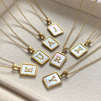 Collier Pendentif Chaîne en Acier Inoxydable Carré Géométrique Lettre Nacre Blanche Plaqué Or 18 Carats Vente en Gros