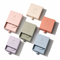 Boîtes cadeaux en papier rose de luxe haut de gamme avec logo personnalisé, revêtement UV et gaufrage pour bijoux (bagues, boucles d'oreilles, bracelets)