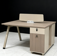 Bureau de travail et poste informatique contemporains, mobilier de bureau, ensemble bureau et chaise pour employés