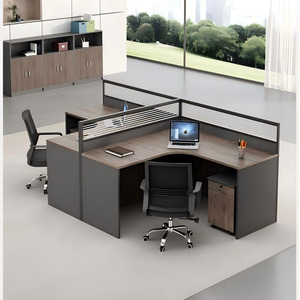 Postazione di Lavoro Modulare di Alta Qualità per 2-4 Persone, Design Moderno con Divisori e Cubicoli - Product Image 1
