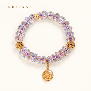 Pulsera de cuentas de amatista morada facetada con dije decorativo en tono dorado - Product Image 1
