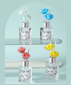 Difusor de caña de aroma sin llama de 30ml de venta directa del fabricante con decoración de flores falsas para refrescar el aire en interiores. - Product Image 5