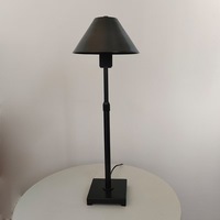 Lampe de table sur pied en cuivre massif, style rétro américain, pour salon, chambre et bureau, design simple et décoration douce.