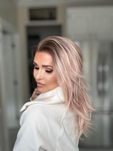 Peluca de encaje sintético de alta gama resistente al calor, color albaricoque, con encaje transparente 13x4 HD, cabello sintético pre-arrancado, con raya libre y capas. - Product Image 4