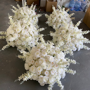 Centrotavola Floreale a Sfera con Rose Bianche e Fiori di Ciliegio per Decorazioni Matrimoniali, Decorazione Floreale per Tavoli Nuziali - Product Image 2