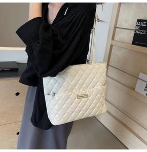 Sac à main pour femme à la mode en argent avec motif de diamant et poche zippée - Product Image 5