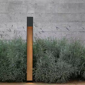 Lampadaire en acier corten au design élancé, éclairage linéaire pour jardin extérieur - Product Image 1