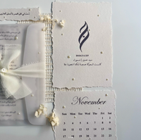 Ensemble simple fait main : invitation de mariage en papier coton à bords frangés, carte 'Save the Date' avec enveloppe en vélin et ruban perlé