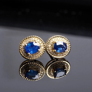 Boucles d'oreilles clous islamiques en or avec saphir bleu et halo de diamants pour femme, bijoux classiques en or massif 18 carats pour le quotidien - Product Image 4