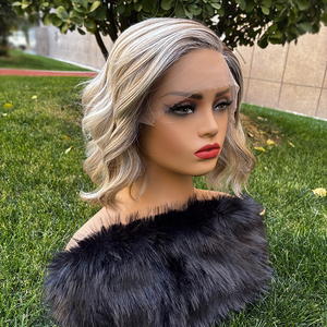 Parrucca Bob Corta Riccia Julianna con Lace Front in Fibra Sintetica Kanekalon Futura Premium di Alta Qualità e Colore con Mèches - Product Image 1