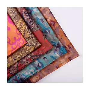 Divers modèles colorés imprimant le matériel de robe de tissu de satin de soie