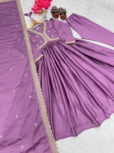 Robe Anarkali élégante de style fête en chinon pur avec dupatta et bas de tenue, ensemble trois pièces pour femmes, idéal pour les réceptions de mariage et les événements festifs - Product Image 5