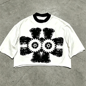 T-shirt corta oversize dal taglio squadrato |   Maglietta a Collo Alto 100% Cotone Ecologico, Stampa Grafica Nera e Bianca, Orlo Grezzo, Manica Corta, Stile Streetwear - Product Image 1