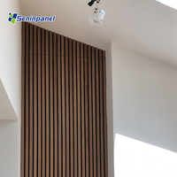 Panneau acoustique moderne en lattes de bois avec une réduction sonore élevée et un design écologique pour la décoration intérieure d'hôtel