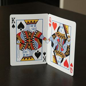 Tenir la main tours <span class=keywords><strong>de</strong></span> <span class=keywords><strong>magie</strong></span> deux cartes signées connectées en une carte Magia romantique gros plan lllusions Gimmicks accessoires <span class=keywords><strong>de</strong></span> mentalisme - Product Image 1