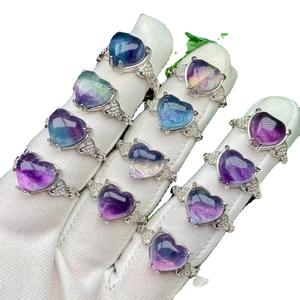 卸売ジュエリークリスタルヒーリングジェムストーン調節可能な天然レインボーフローライトハート型クリスタルリングギフト用 - Product Image 1